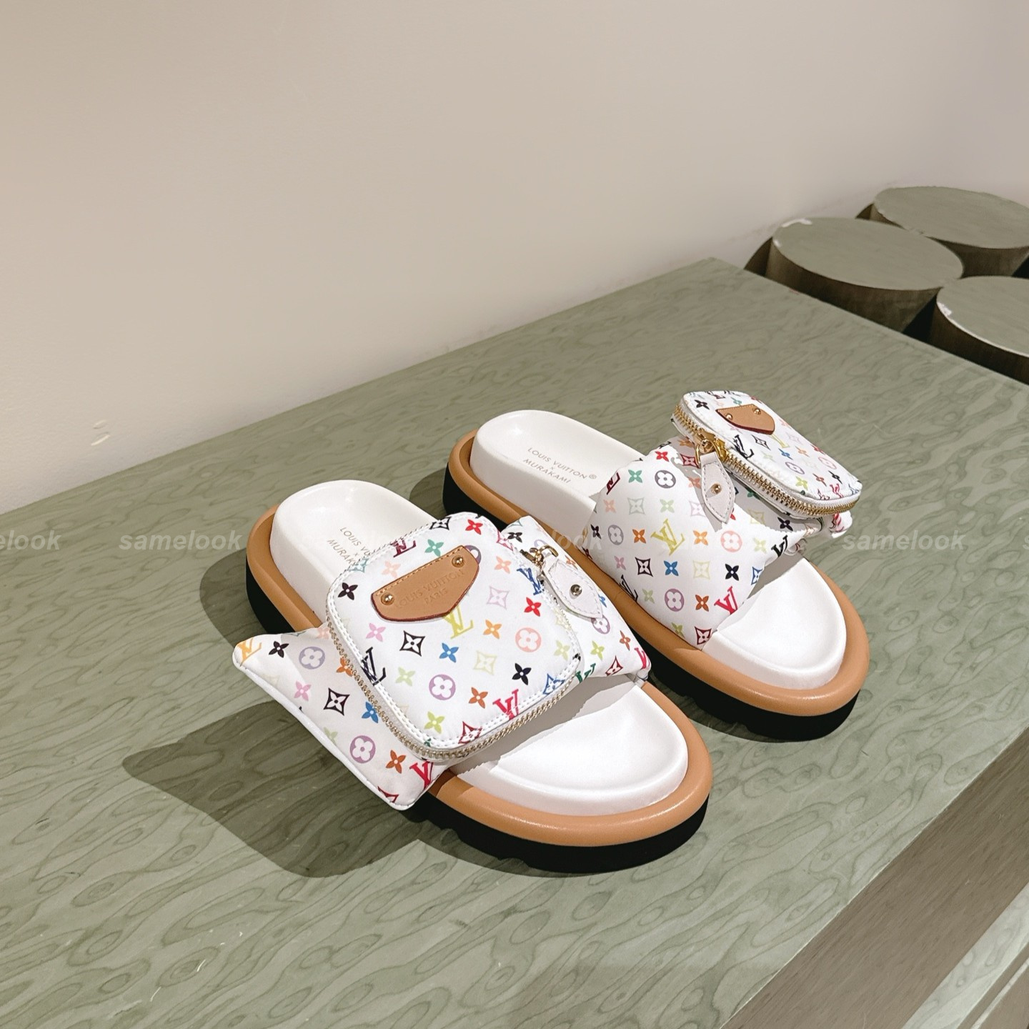 루이비통 풀 필로우 플랫 컴포트 뮬